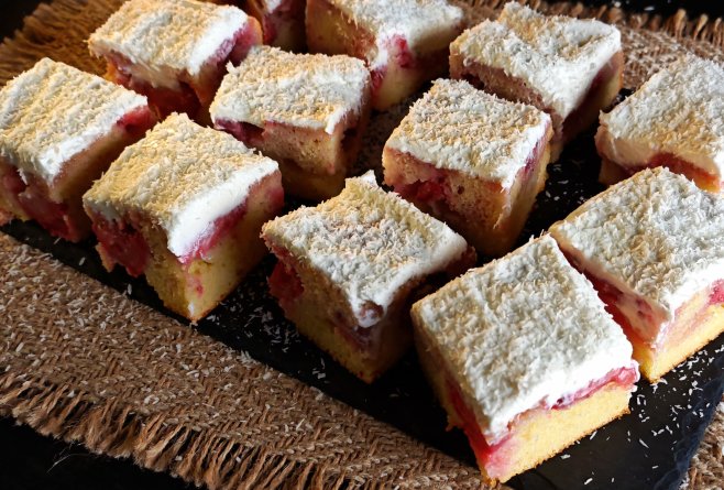 Prăjitură cu căpșuni și cremă fină - Desert delicios și aromat