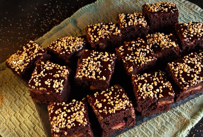 Negresă umedă cu prune - Rețeta unui desert de casă delicios
