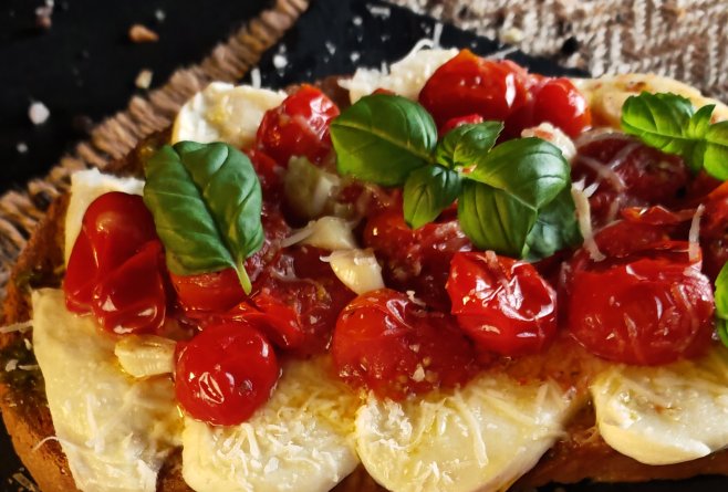 Bruschete cu roșii cherry și mozzarella - Rapide și savuroase