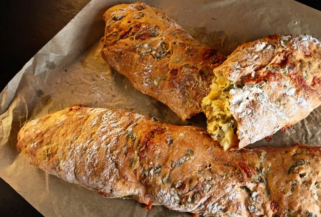 Baghete cu leurdă și brânză cheddar - Rețeta gustoasă de pâine de casă