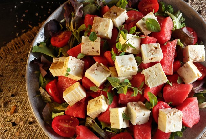 Salată cu pepene și brânză - Deliciu rapid și fresh de vară