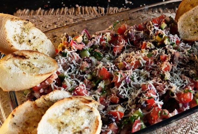 Salată de vară cu parmezan și pâine prăjită - Rețeta simplă, plină de savoare