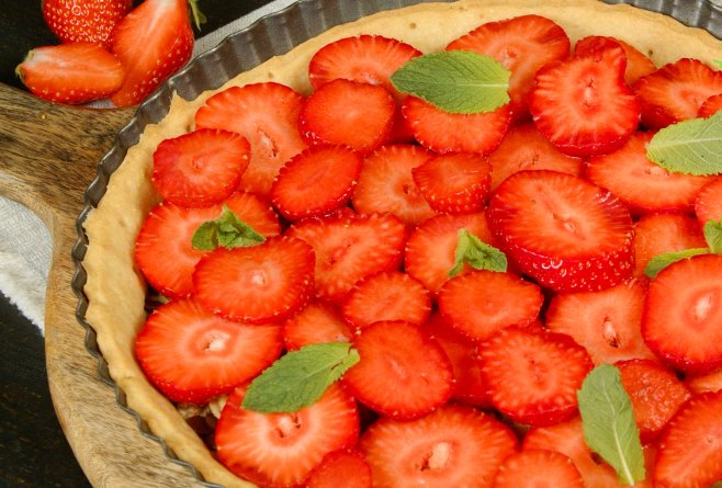 Tartă fragedă cu fistic și căpșuni - Rețeta delicioasă și simplă