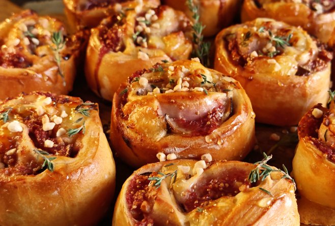 Rulouri cu brânză și smochine - Rețeta rapidă pentru un aperitiv gustos