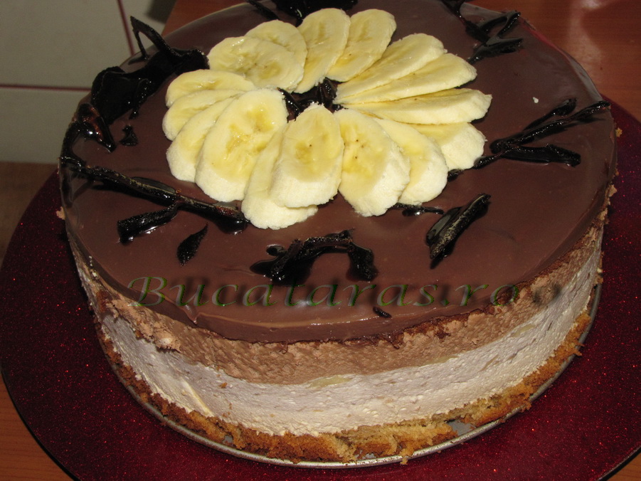 Tort cu mousse caramel, banane si ciocolata