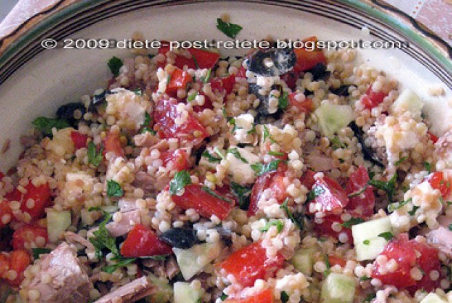 Salata cu ton, cous-cous si legume de sezon