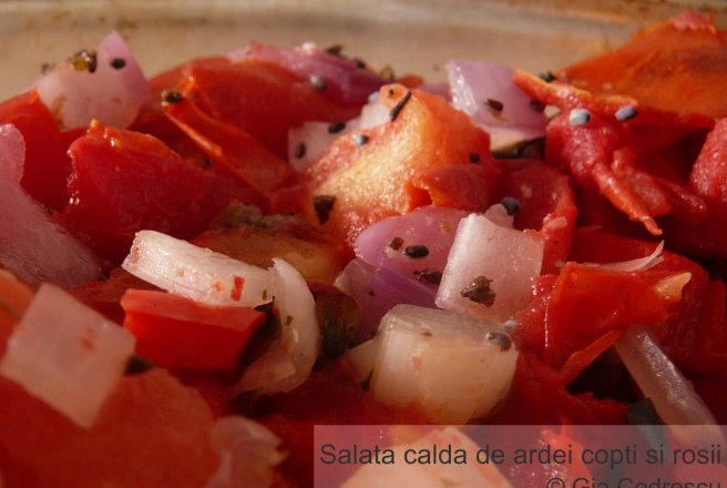 Salata calda de ardei copti si rosii