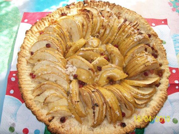 Tarta de mere cu sos dulce acrisor de coacaze