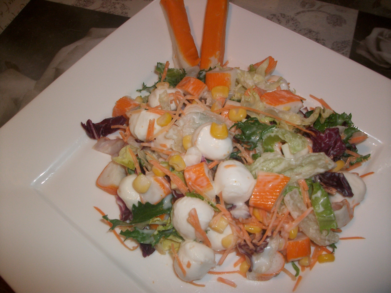 Salata de surimi si mozzarella