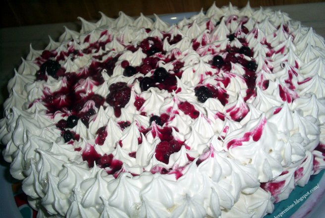 Tort cu blat de bezea (Pavlova)