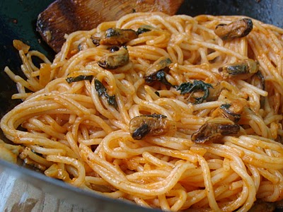 Spaghete cu midii si sos de rosii