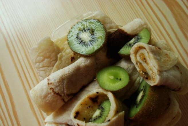 Clatite cu sos de kiwi (de post)