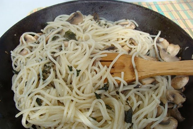 Spaghete cu ciuperci si busuioc