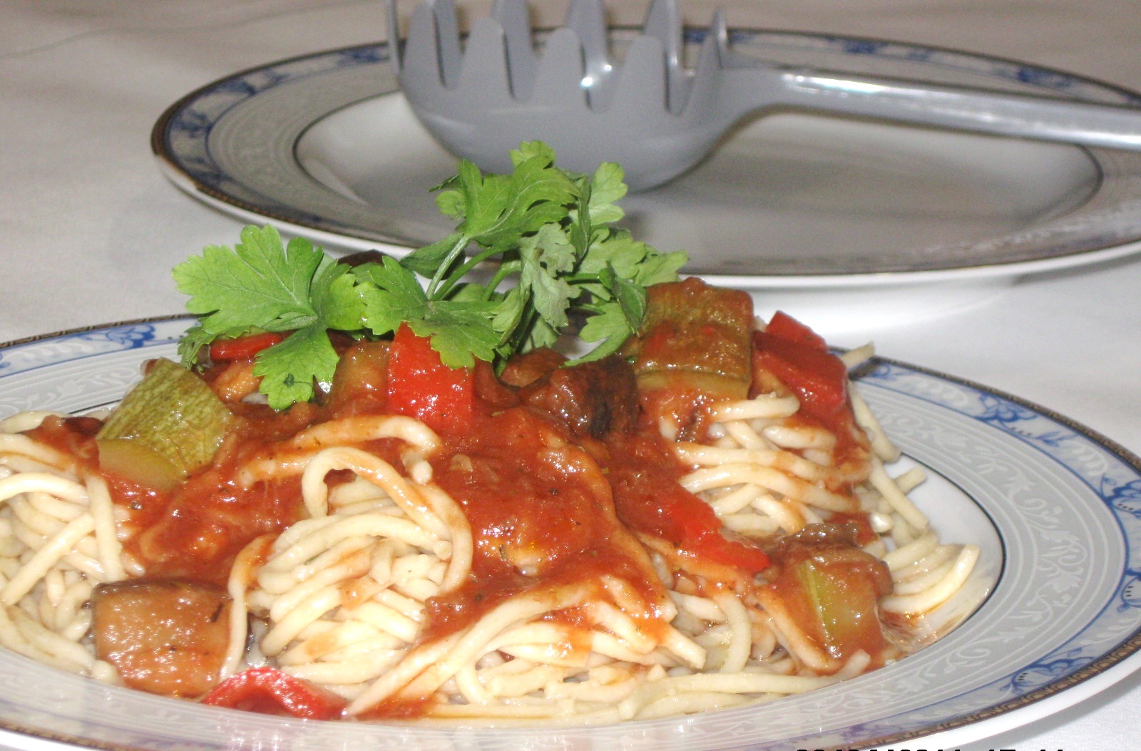 Spaghetti in sos de rosii cu vinete , dovlecei si ardei gras