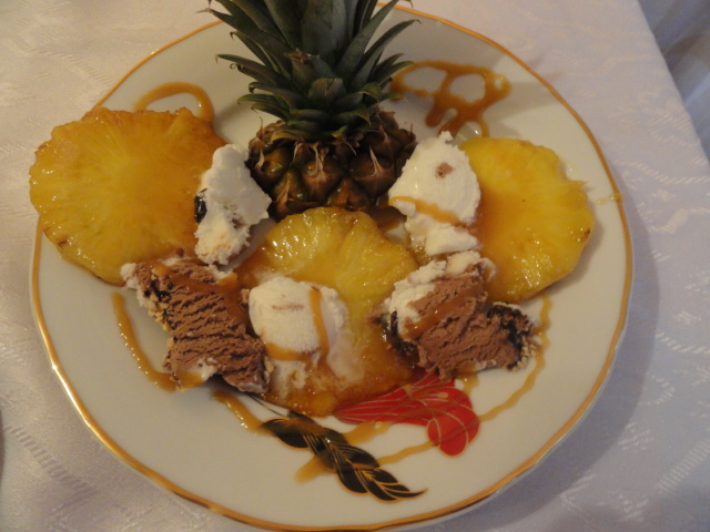 Ananas caramelizat cu inghetata