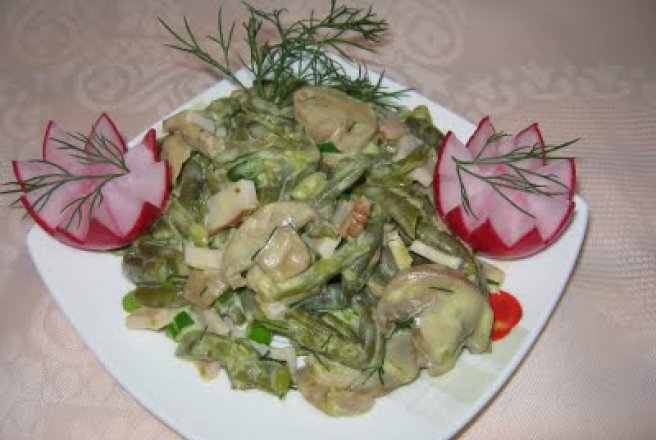 Salată de fasole verde cu ciuperci şi pastramă