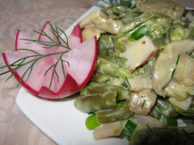 Salată de fasole verde cu ciuperci şi pastramă