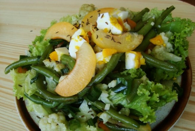 Salata calda de conopida si fasole verde cu chimen