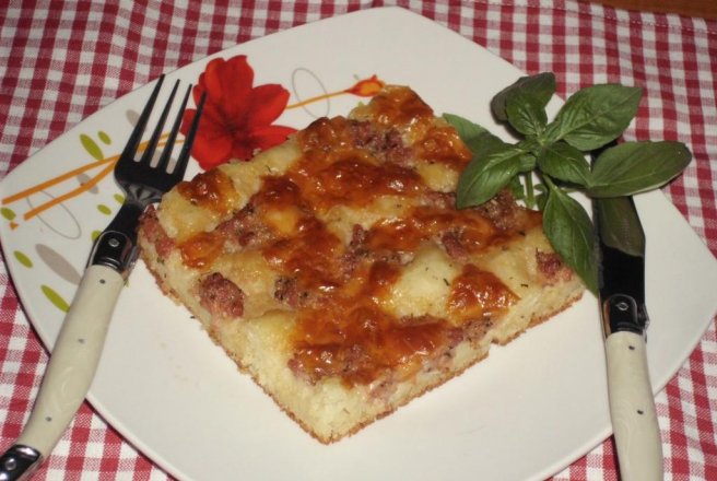 Focaccia de cartofi cu cascaval afumat si carnati