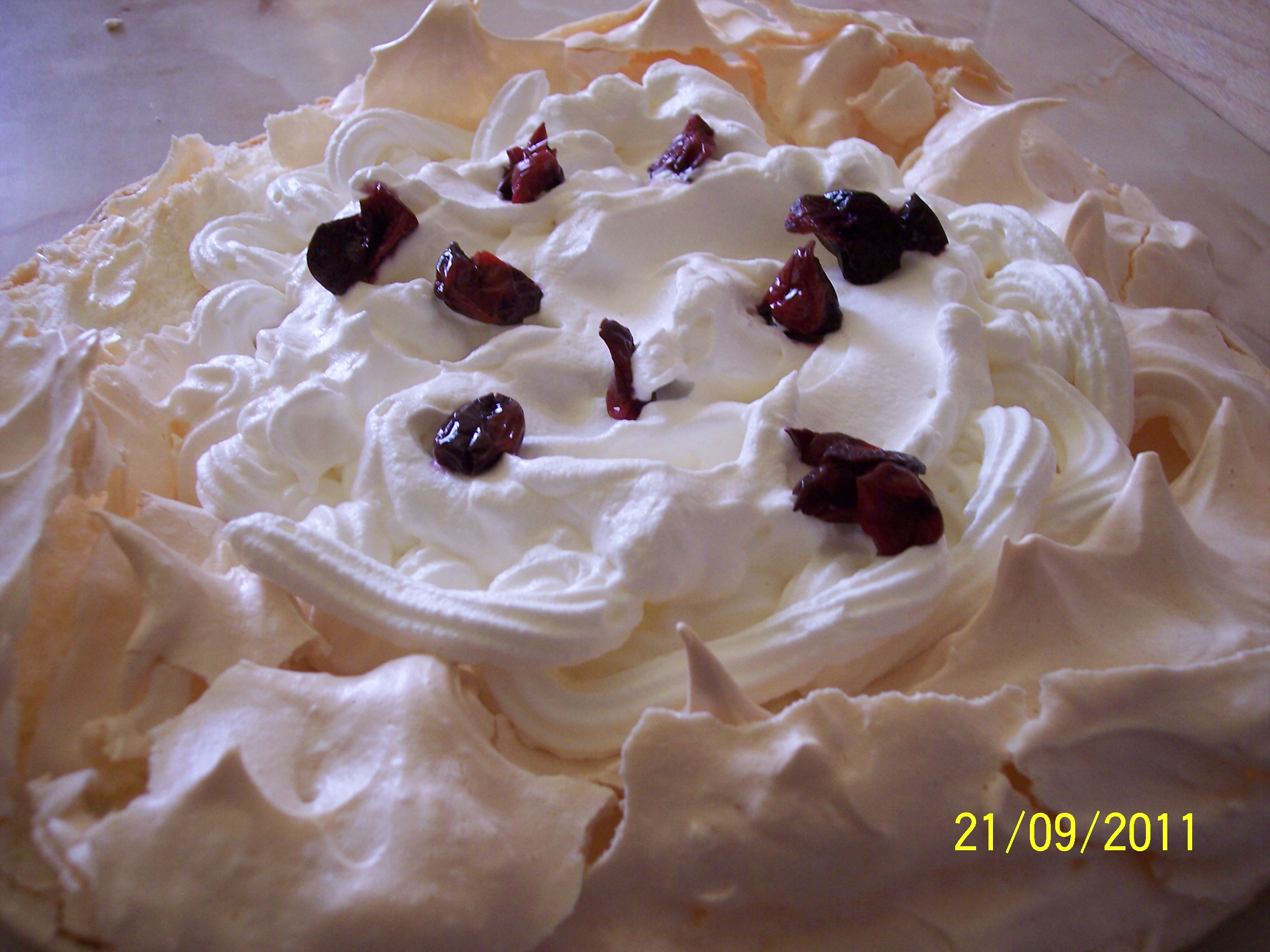 Pavlova cu crema de vanilie si frisca