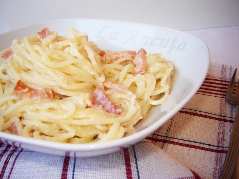 Spaghete carbonara, reţetă cu smantana