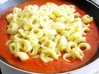 Tortellini cu sos de ardei