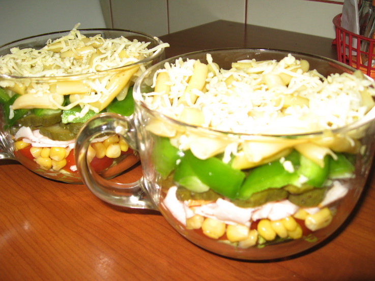 Salata in straturi colorate cu maioneza si iaurt
