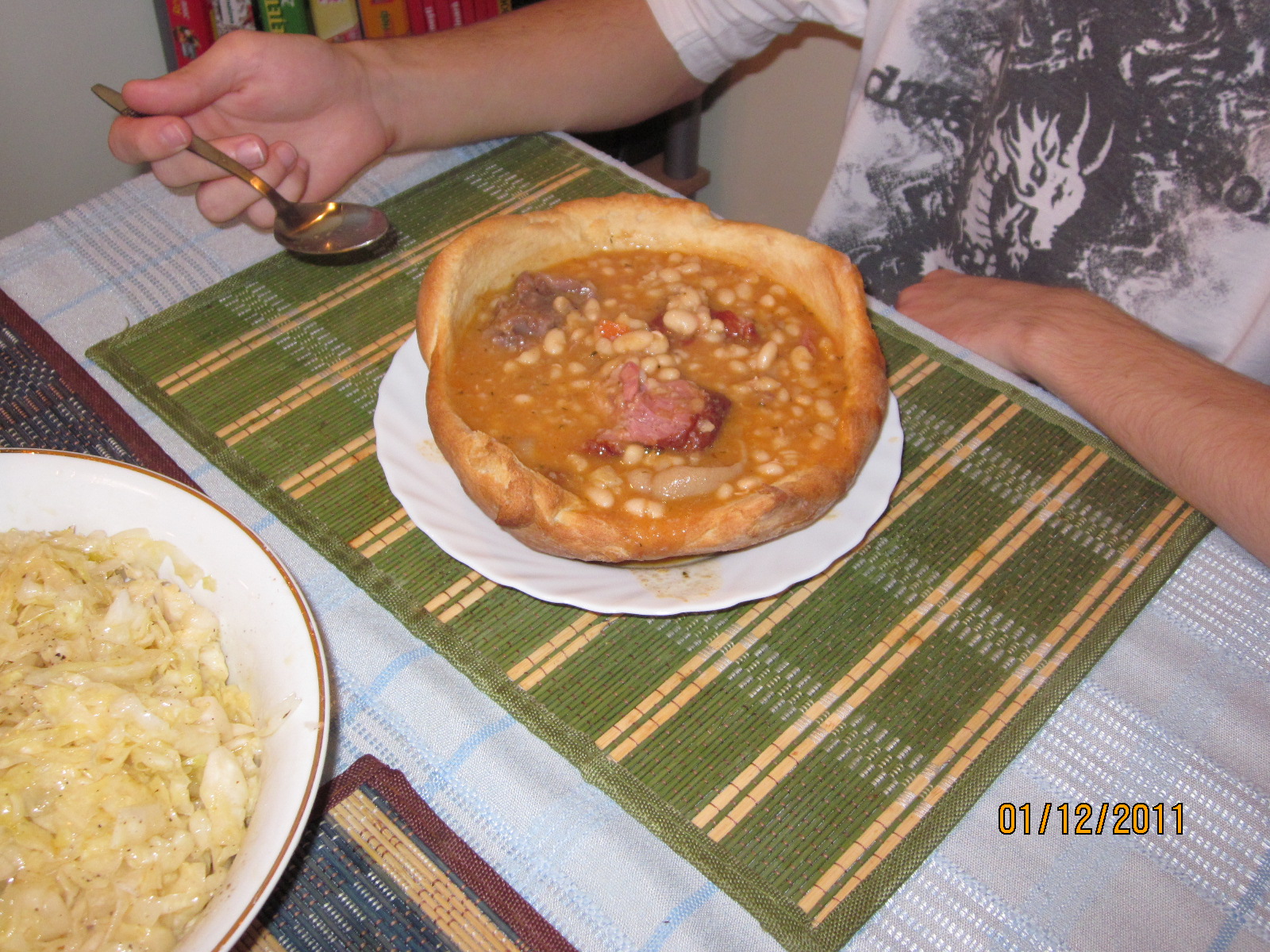 Fasole cu ciolan servita in paine de casa!!!