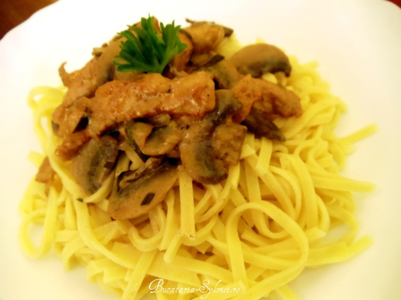 Pui stroganoff