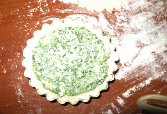 Mini-tarte speciale cu pui si spanac cu branza
