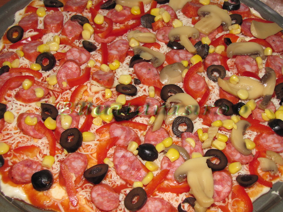 Pizza cu carnaciori