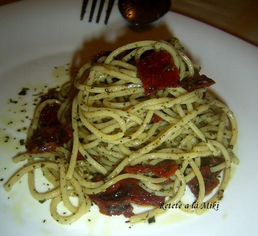 Spaghetti con pomodori secchi e basilico