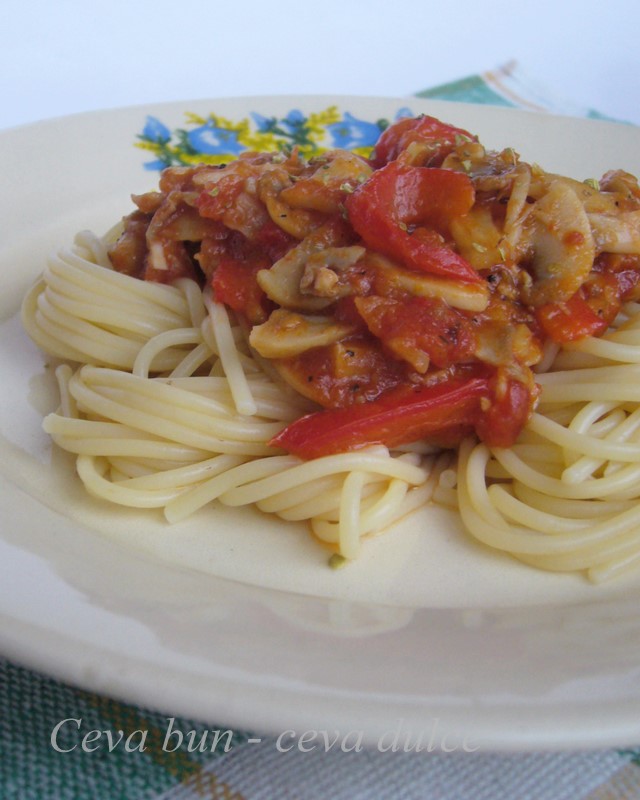 Spaghetti cu ciuperci si sos de rosii picant - de post