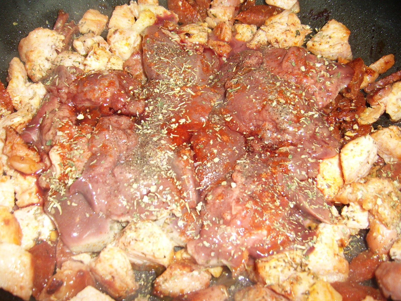 Ficatei de pui cu bacon,chorizo si usturoi