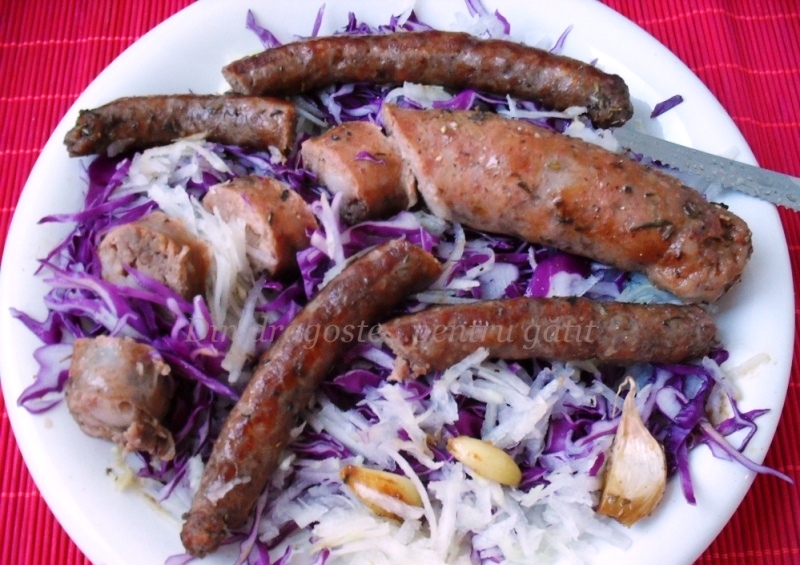 Cârnaţi de oaie şi porc & Salată de varză roşie şi gulie