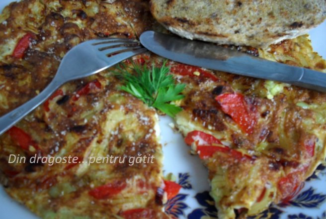 Omletă cu ardei, ceapă şi brânză de capră