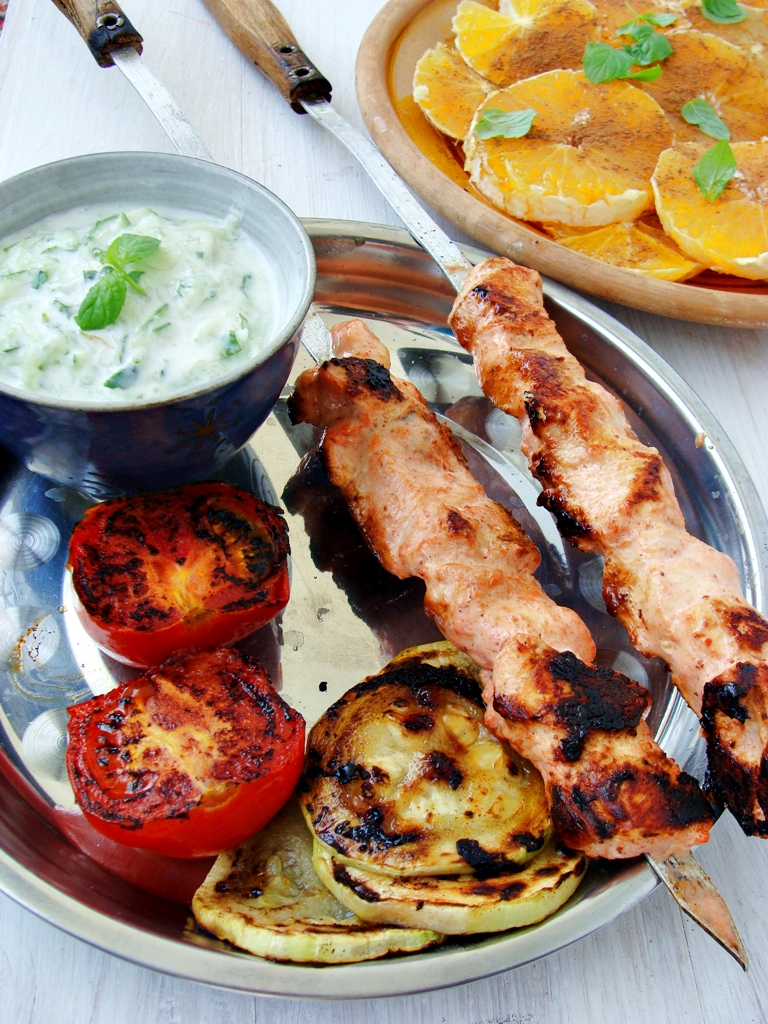 Frigarui tandoori cu raita de castraveti