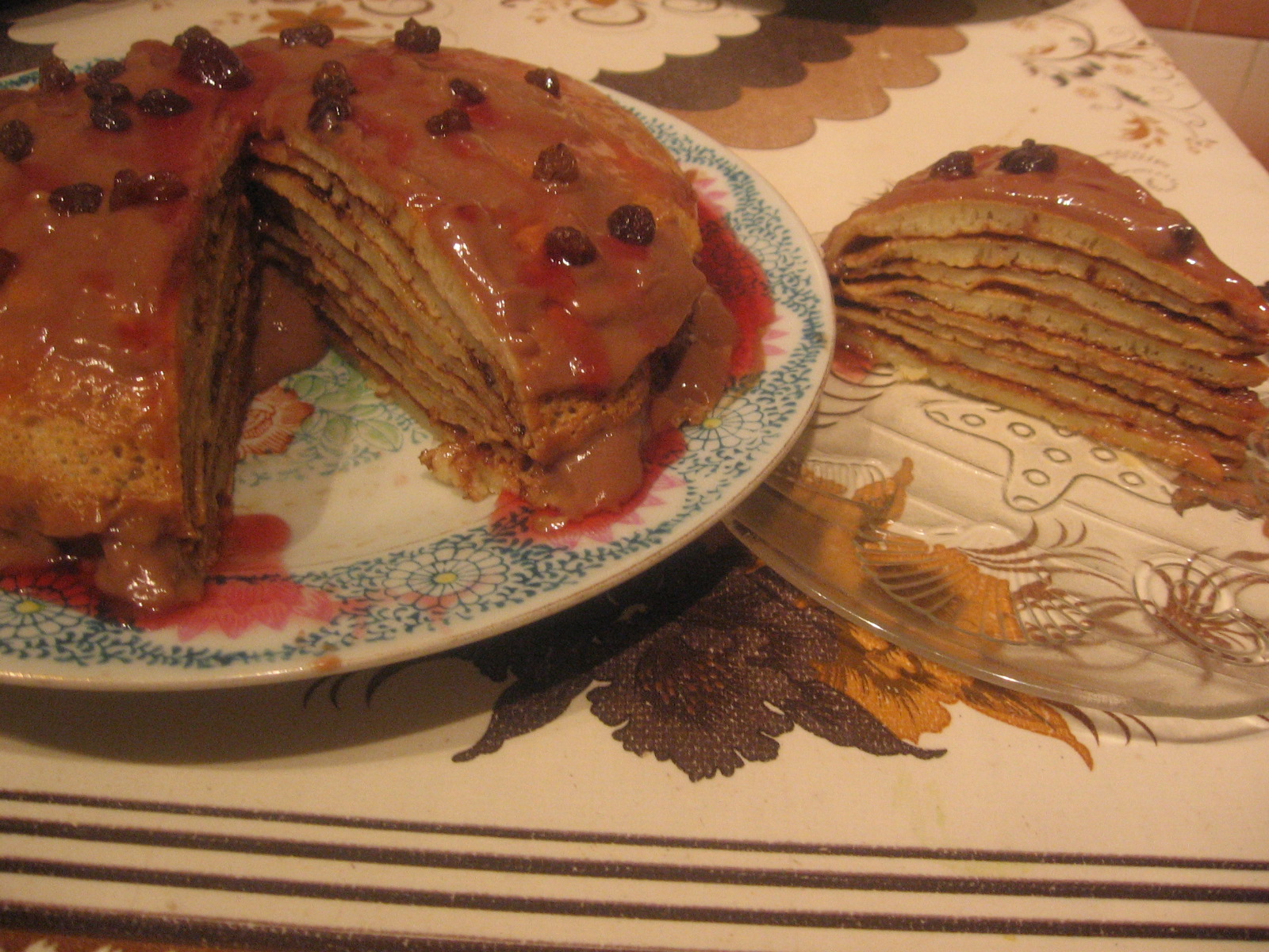 Tort de clatite cu gem de prune si budinca de ciocolata