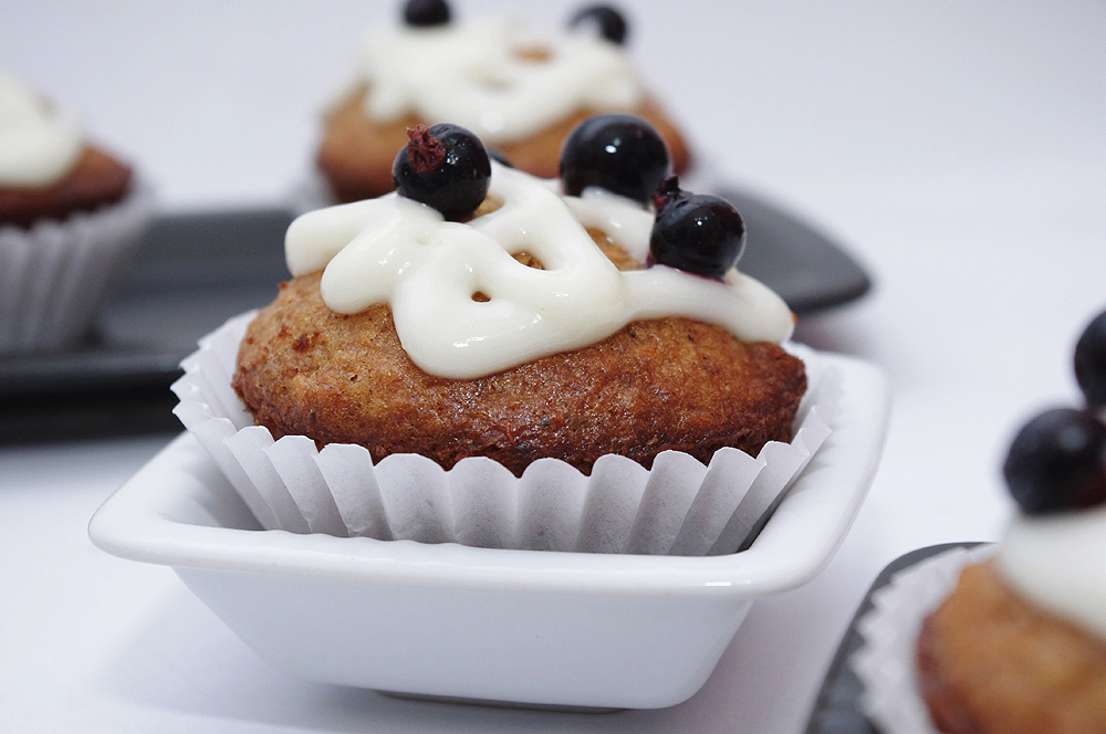 Muffins cu nuci si crema de branza