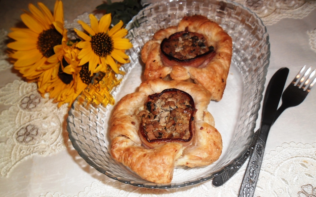 Flori din foietaj cu mixt de legume si carne tocata