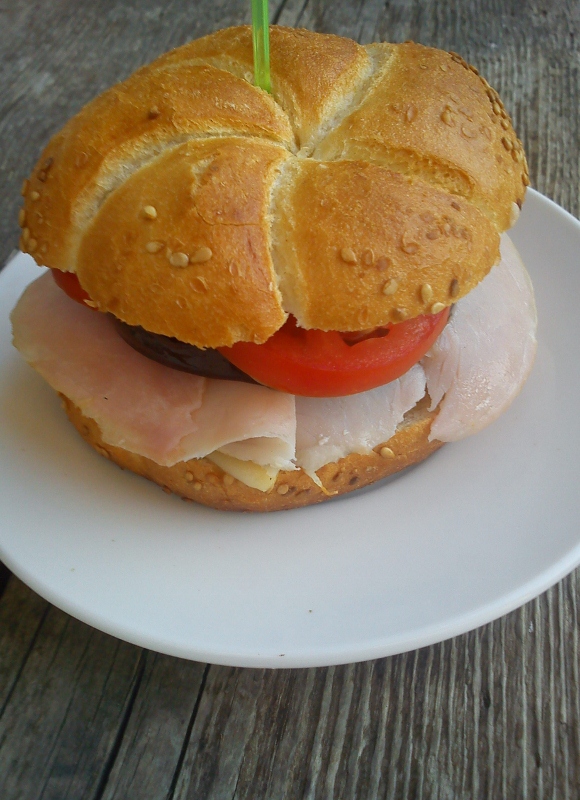 Sandwich cu vinete, cascaval si sunca