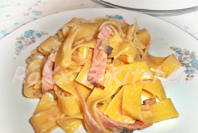 Tagliatelle cu sunca , ciuperci si smantana