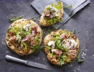      Reteta pentru minipizza cu smochine, prosciutto si mozzarella