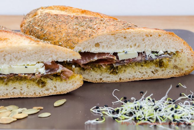 Sandwich cu sos pesto si germeni de praz