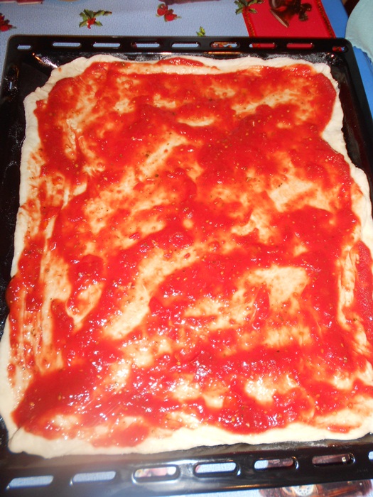 Pizza prosciutto funghi cu masline si porumb