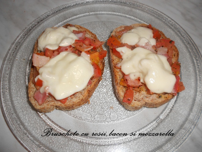 Bruschete cu rosii,bacon si mozzarella