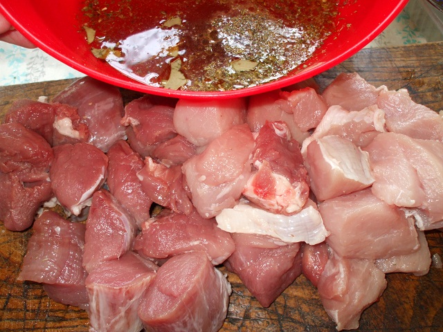 Fricassée de caïon/Carne de porc in sos de vin (Reteta Turul Frantei Eurosport)