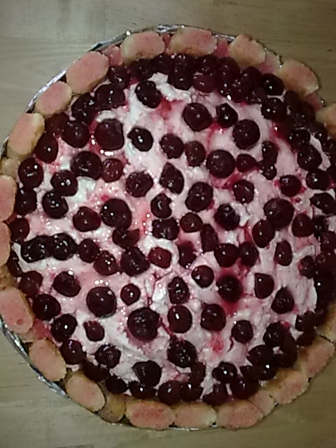 Tort de visine cu crema de iaurt.