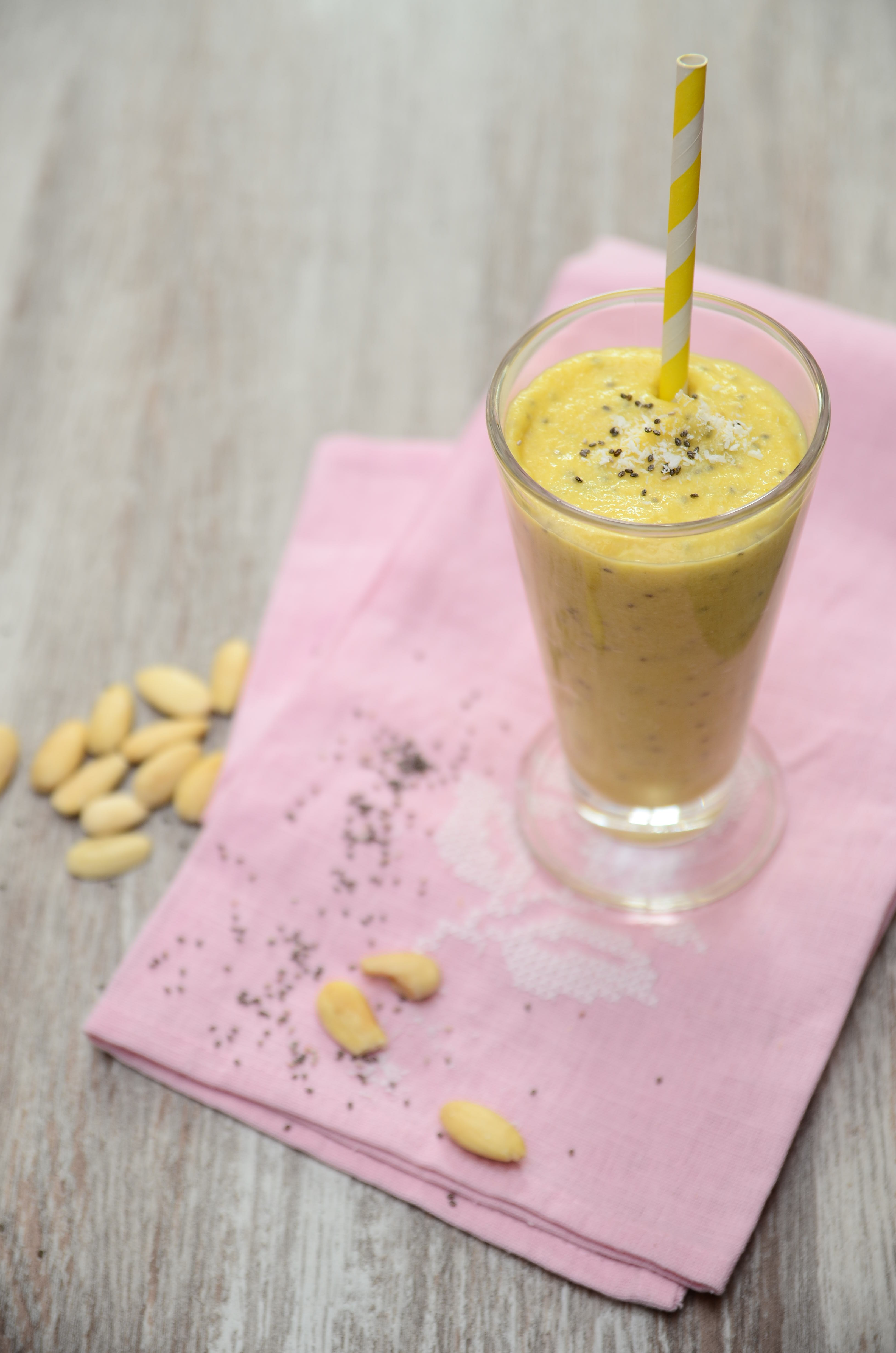 Smoothie de mango cu lapte de cocos si seminte chia