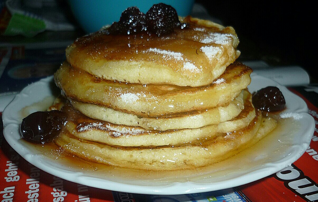 Pancakes - clatite americane cu miere si dulceata de cirese